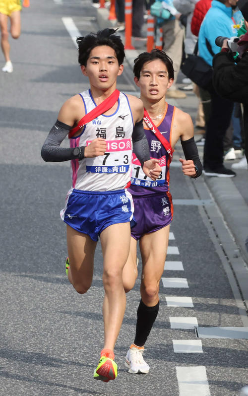3区3キロ過ぎ、長野の吉岡（右）を抜いてトップに立つ福島の谷中（代表撮影）