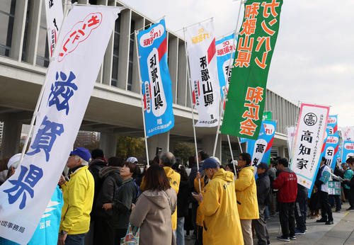 全国都道府県男子駅伝　各県の応援用幟（撮影・加藤孝規）