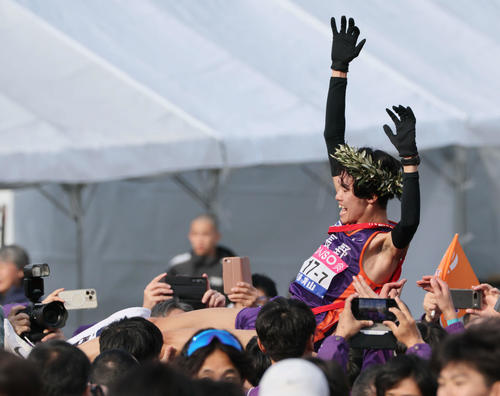 全国都道府県男子駅伝　優勝し胴上げされる長野7区の伊藤大志（撮影・加藤孝規）