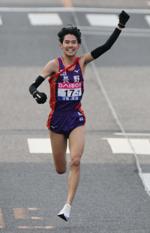 全国都道府県男子駅伝　1位でゴールに向かう長野7区の伊藤大志（撮影・加藤孝規）