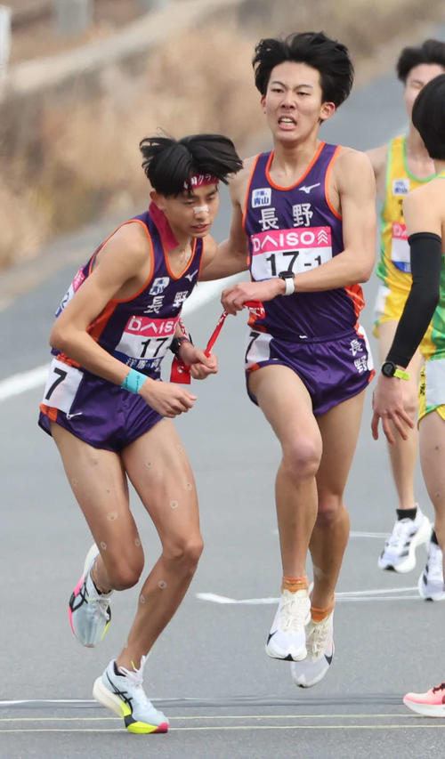 長野の1区浜口（右）からたすきを受けて走り出す2区の増田（代表撮影）