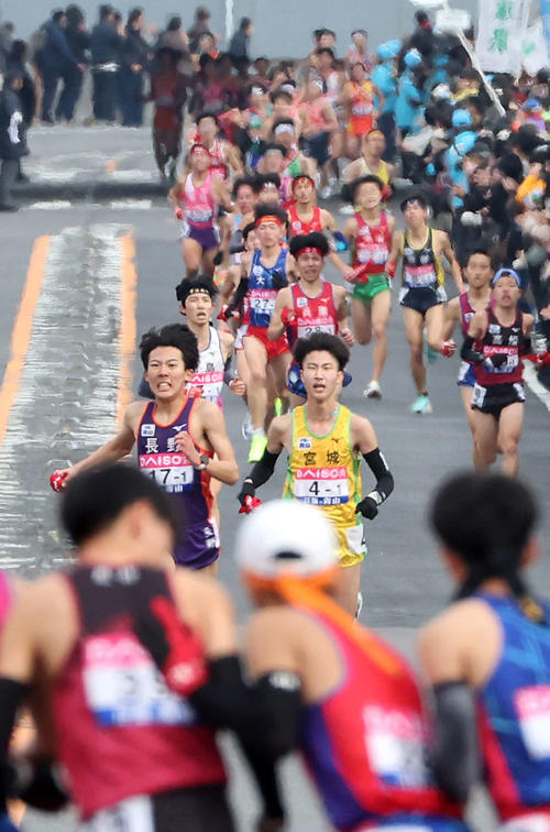 第1中継所に向けてラストスパートをする1区の高校生ランナー（代表撮影）