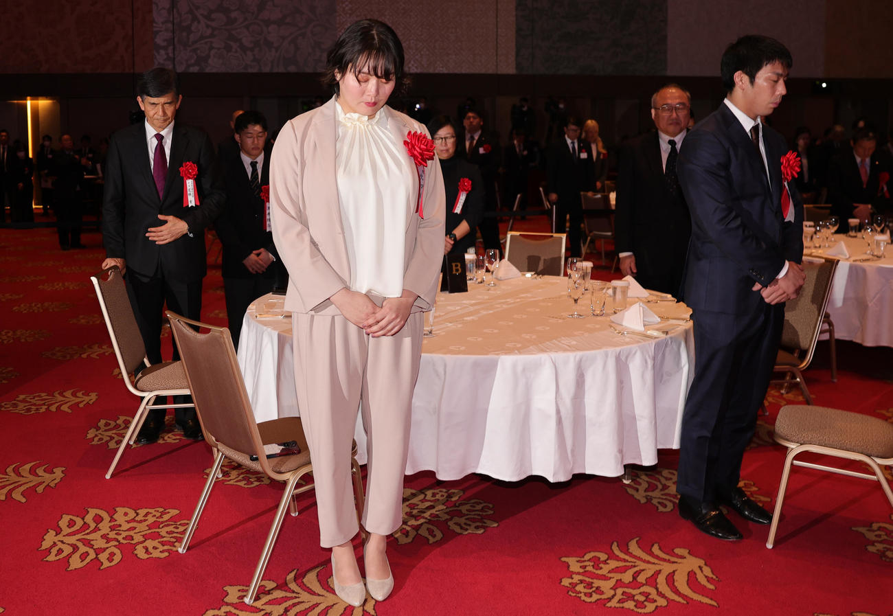 日本スポーツ賞授賞式の冒頭で、渡辺恒雄氏に黙とうを捧げる北口榛花（左）、永瀬貴規ら（撮影・野上伸悟）