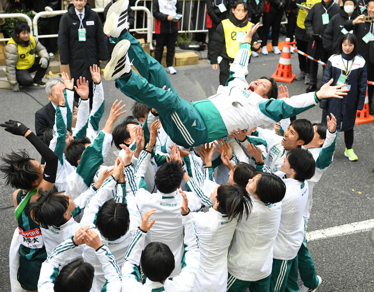 2年連続8度目の優勝を飾り胴上げされる青学大・原晋監督（2025年1月3日撮影）
