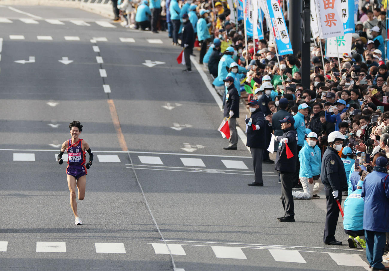 全国都道府県男子駅伝　1位でゴールに向かう長野7区の伊藤大志（撮影・加藤孝規）