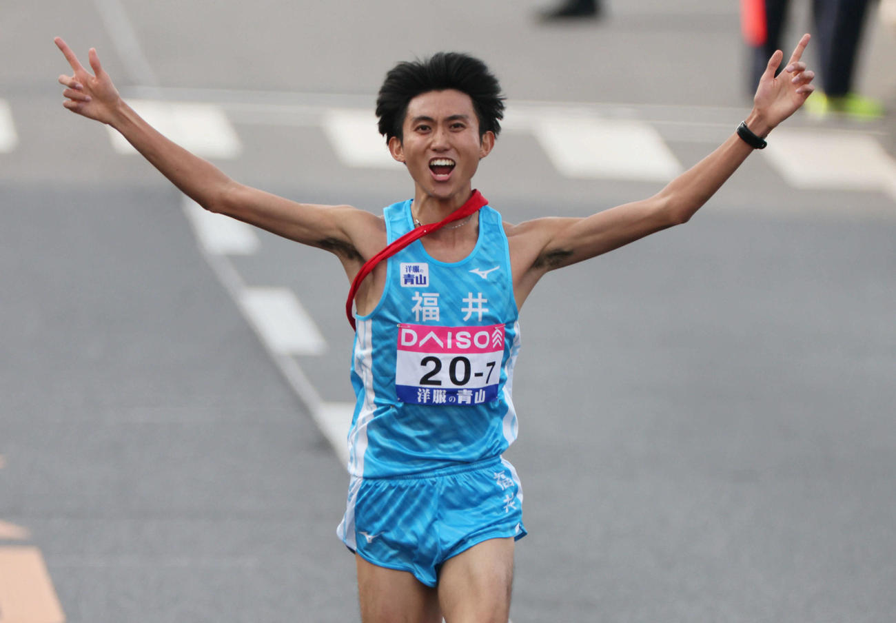 全国都道府県男子駅伝　ゴールする福井7区の田中悠登（撮影・加藤孝規）