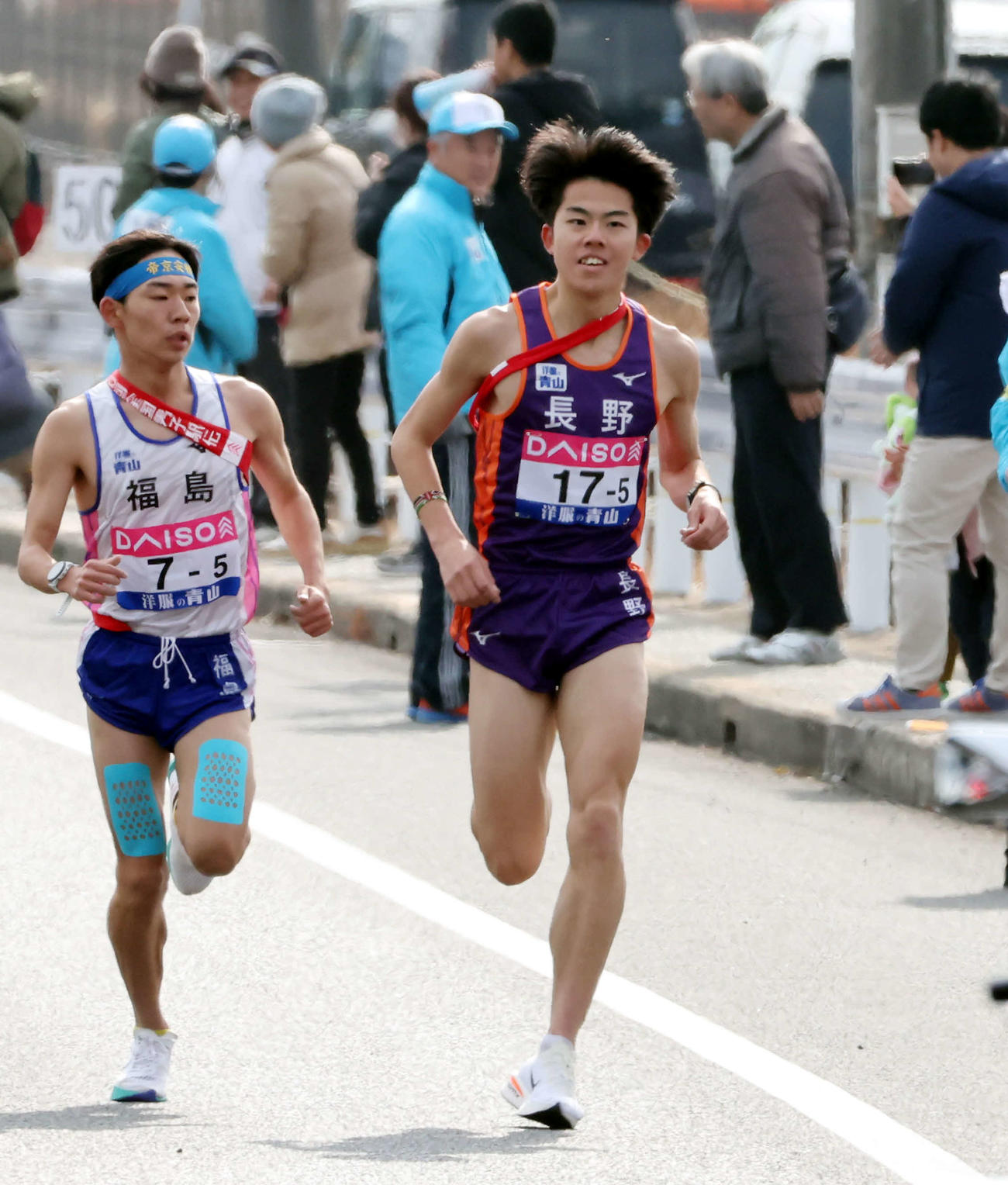 5区2キロ過ぎでトップに立つ長野の佐々木（右）。左は福島の村越＝廿日市市（代表撮影）