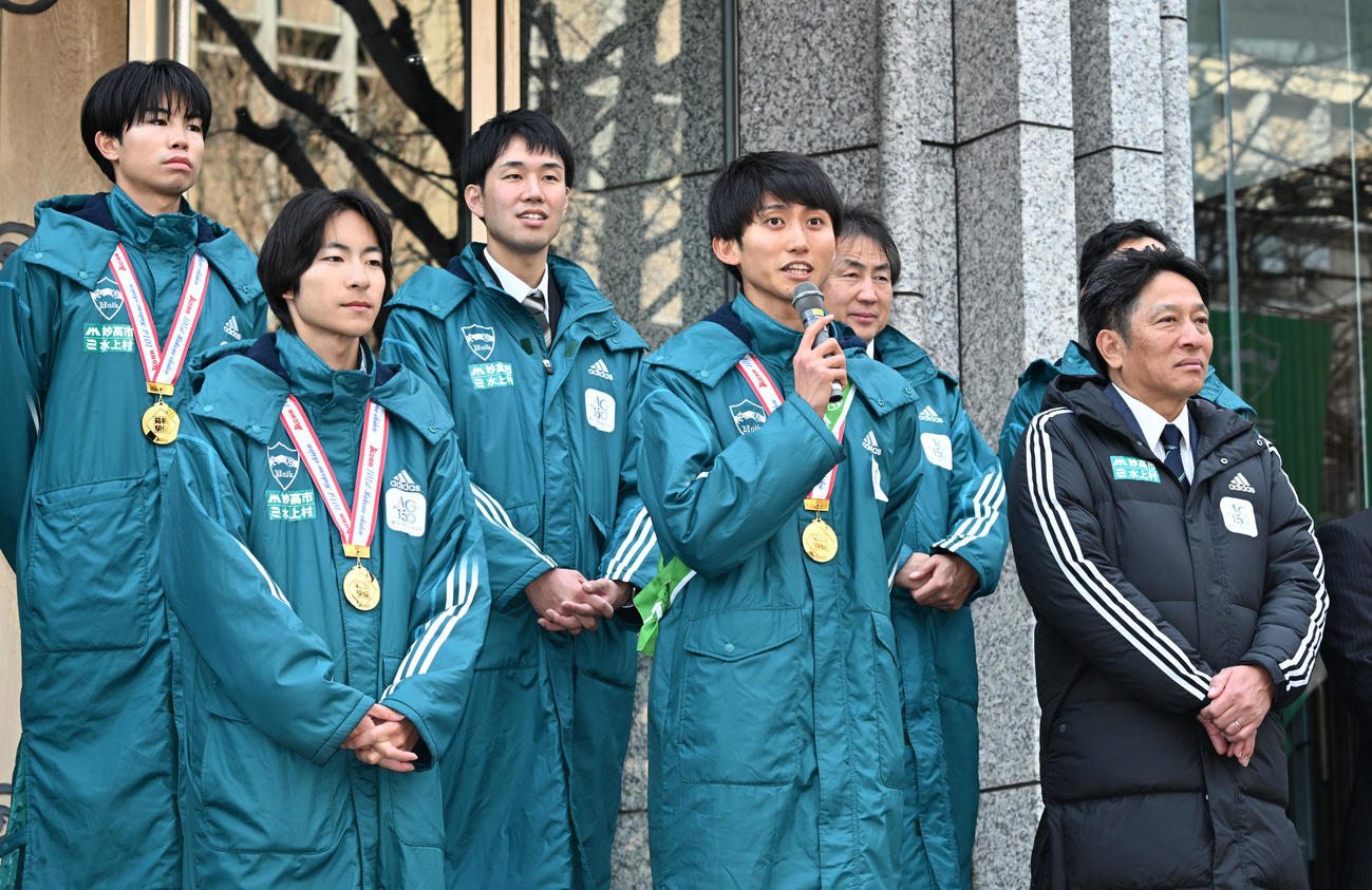 箱根駅伝優勝報告会であいさつする田中。右は原監督（撮影・千葉一成）