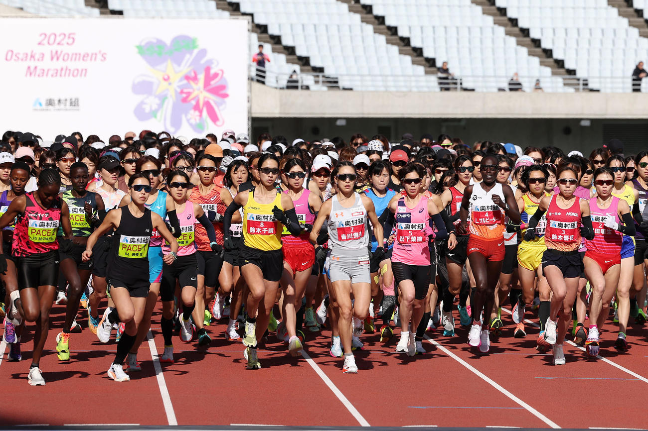 第44回大阪国際女子マラソン　一斉にスタートする松田瑞生（手前右端）と鈴木優花（同右から2人目）ら選手たち（撮影・前田充）