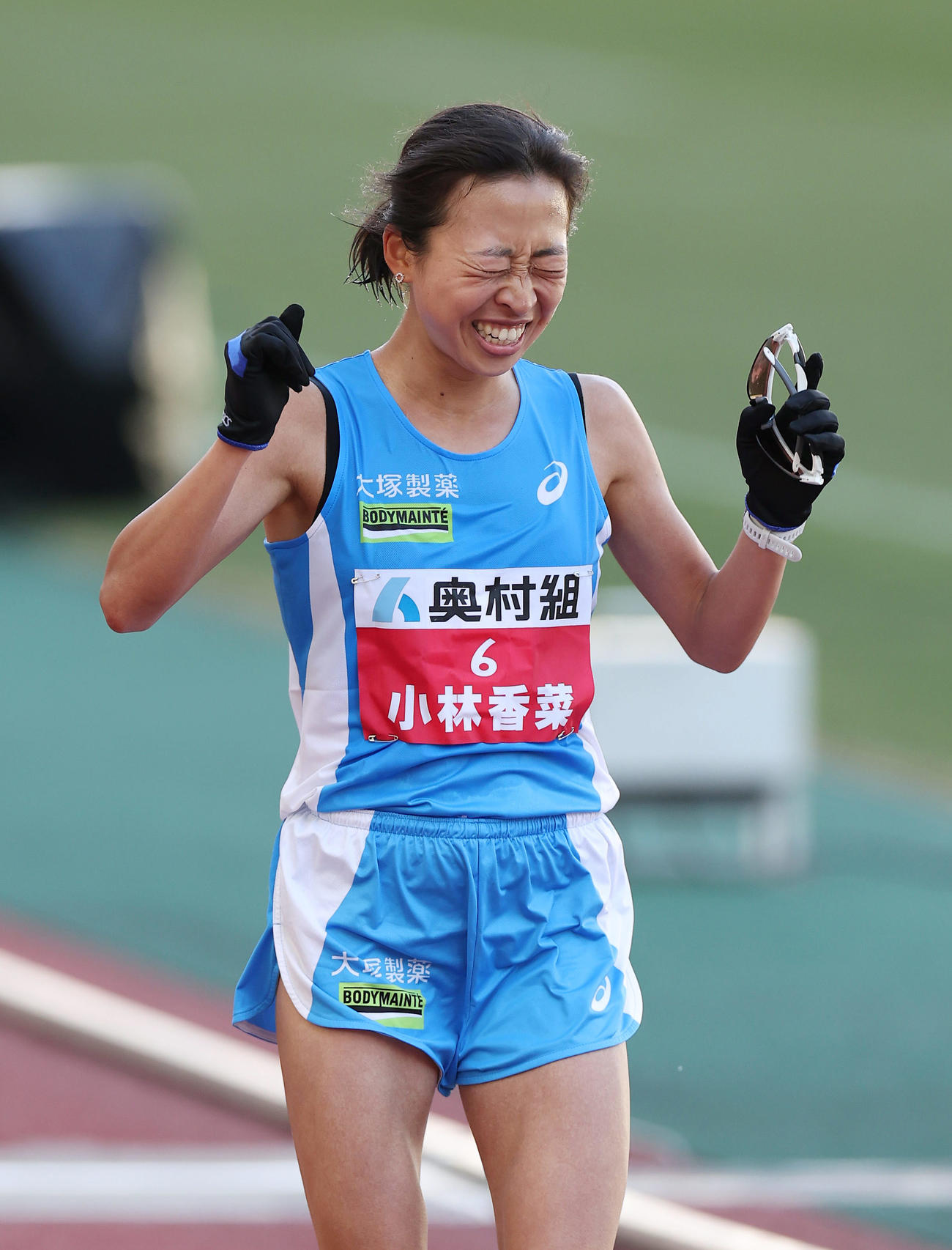 日本人トップの2位でゴールし、ガッツポーズする小林香菜（撮影・前田充）
