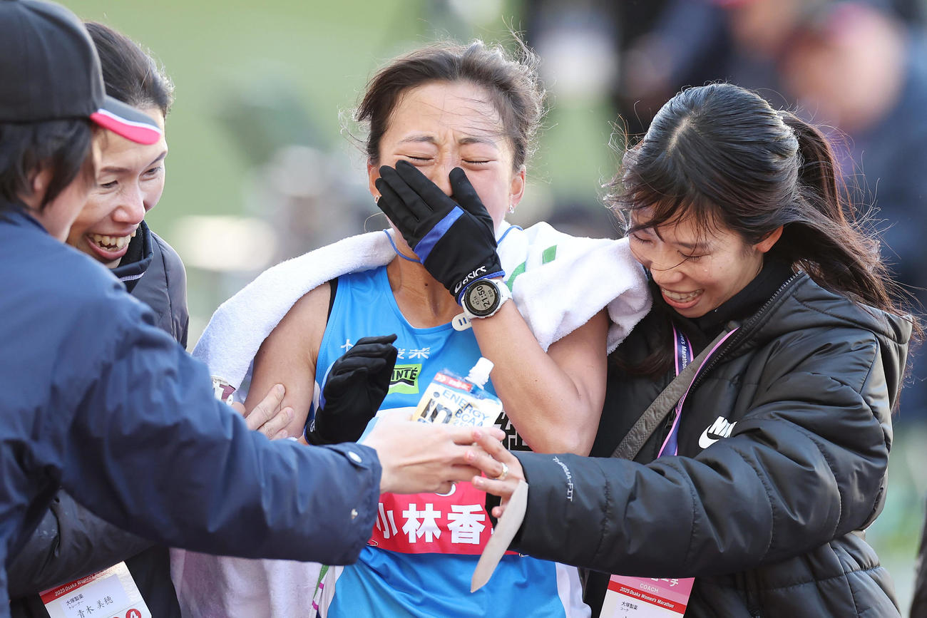 日本人トップの2位でゴールし、感極まる小林香菜（中央）（撮影・前田充）