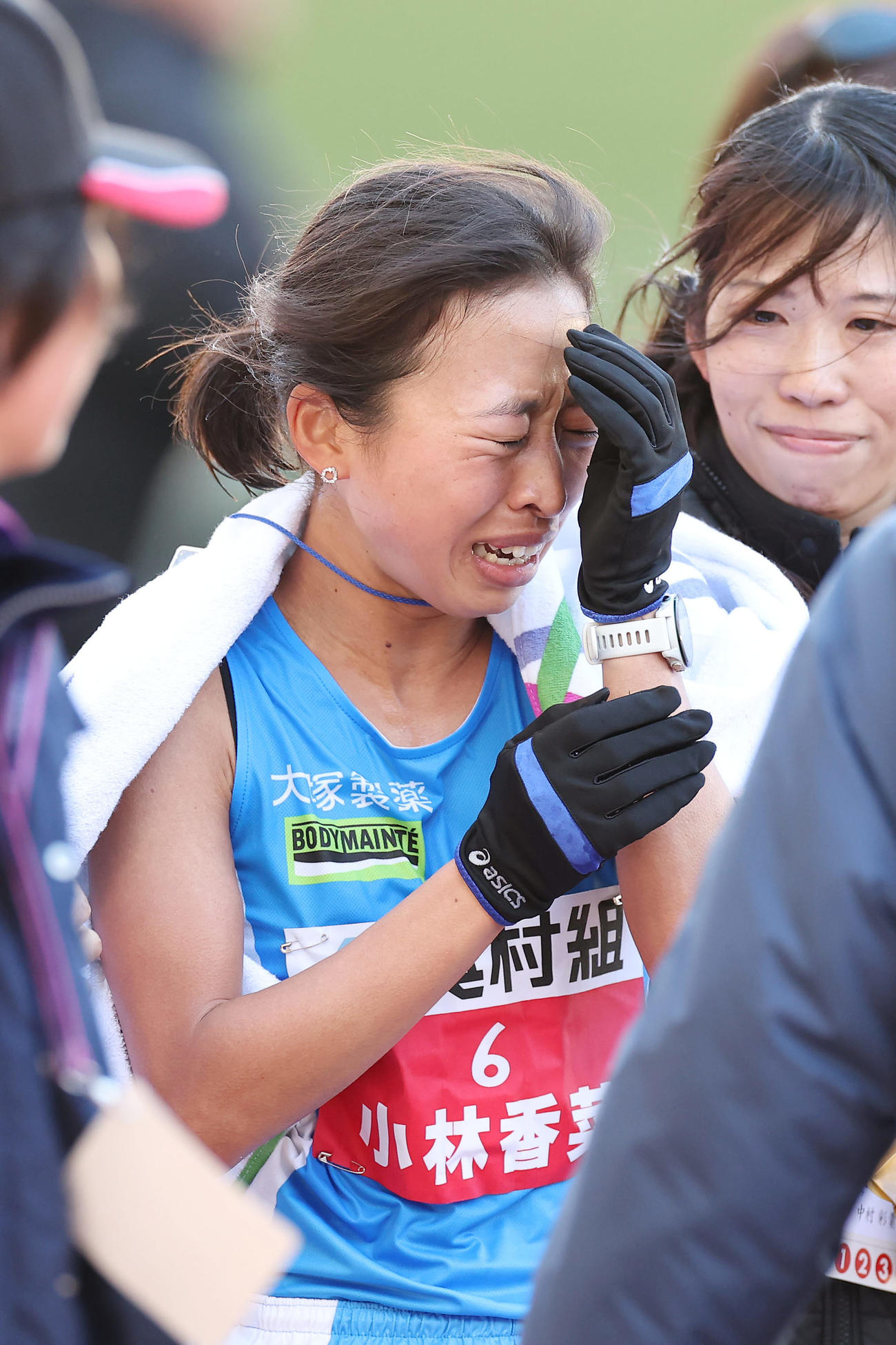 日本人トップの2位でゴールし、感極まる小林香菜（撮影・前田充）