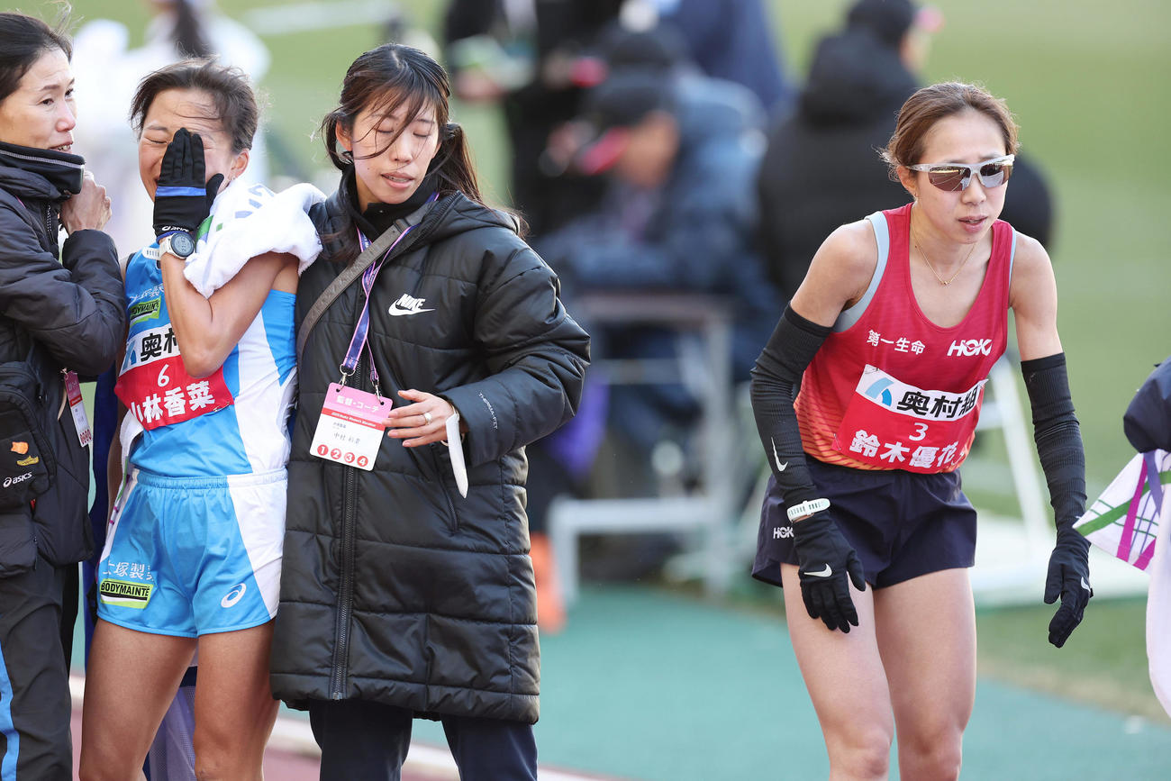 3位でゴールした鈴木優花（右）。左は2位でゴールし涙を流す小林香菜（撮影・前田充）