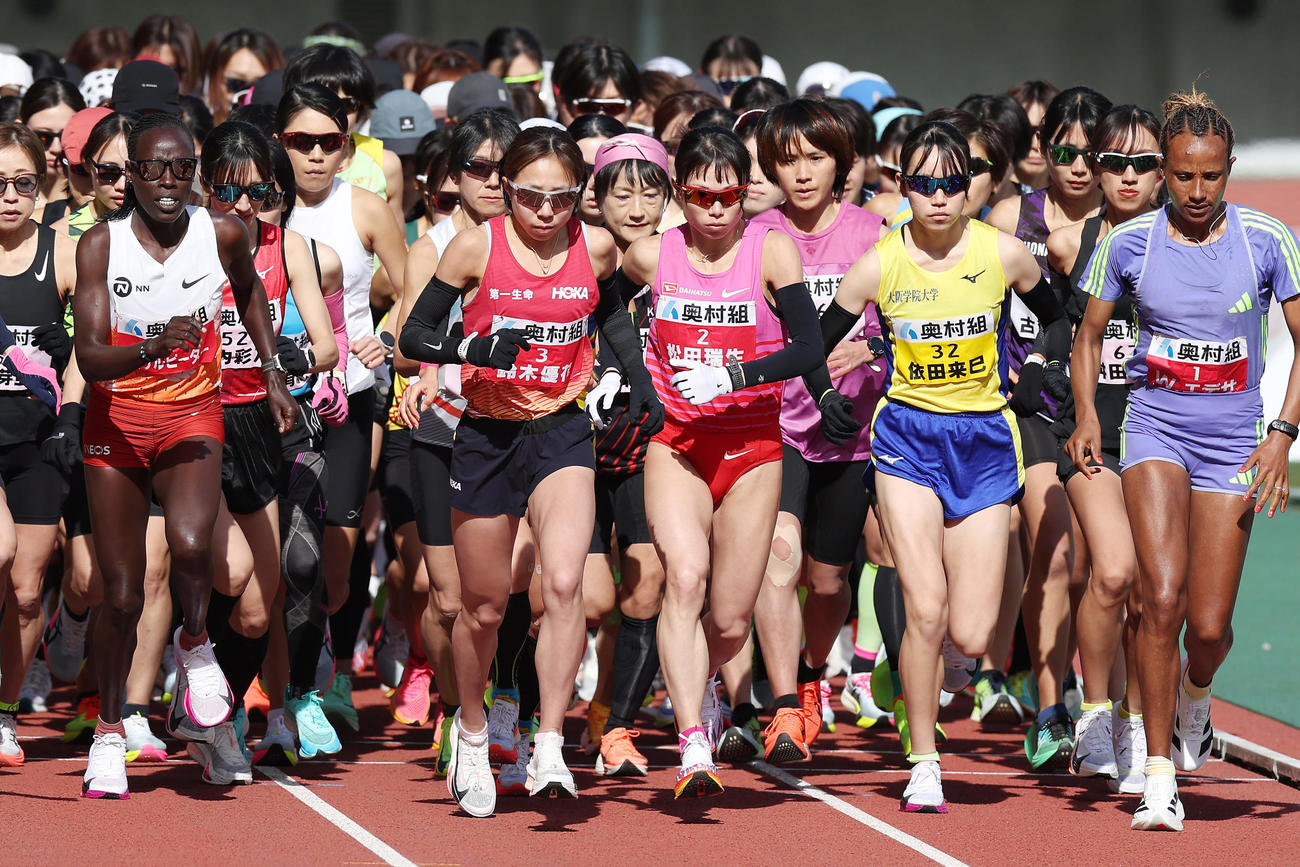 第44回大阪国際女子マラソン　一斉にスタートする鈴木優花（中央左）と松田瑞生（同右）ら選手たち（撮影・前田充）