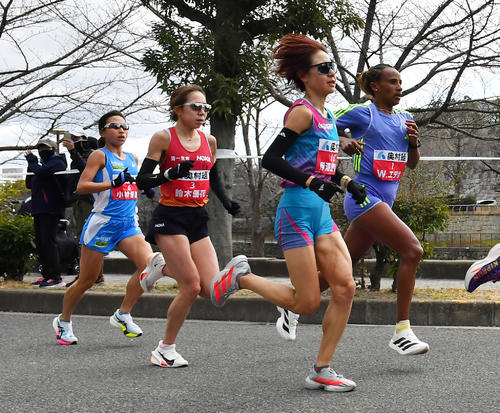 大阪国際女子マラソン　17キロ地点あたりを走る選手たち、右からエデサ、伊沢、鈴木優、小（撮影・清水貴仁）
