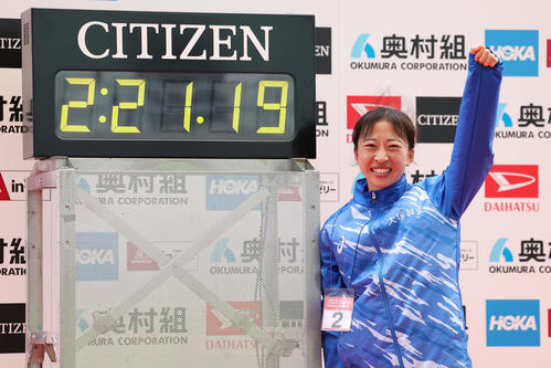 日本人トップの2位となり、笑顔でガッツポーズする小林香菜（撮影・前田充）