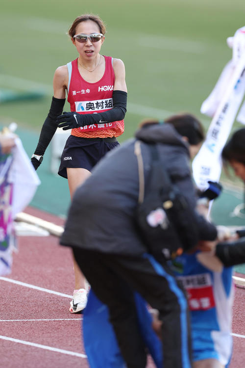 3位でゴールする鈴木優花。手前は2位でゴールした小林香菜（撮影・前田充）