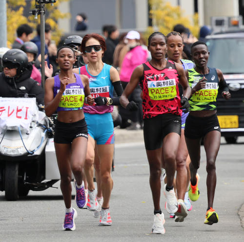 大阪国際女子マラソン　17キロ地点あたりを走る伊沢（左から2人目）ら選手たち（撮影・清水貴仁）