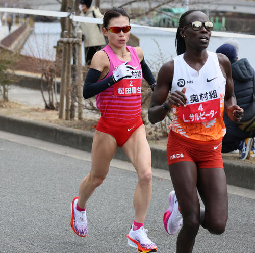 大阪国際女子マラソン　17キロあたりを走る松田瑞生（左）（撮影・清水貴仁）