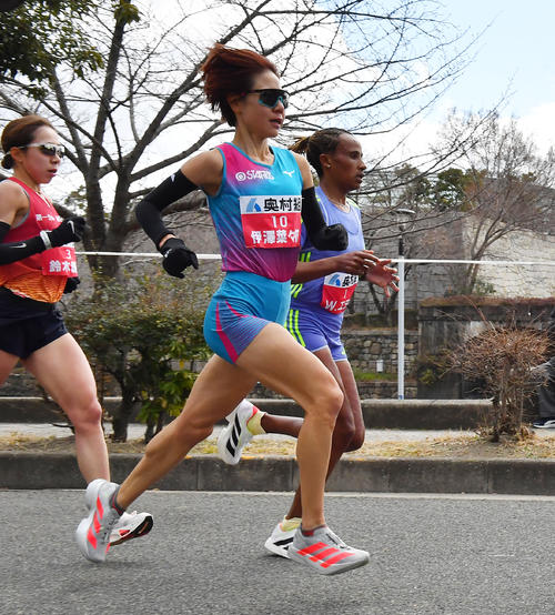 大阪国際女子マラソン　17キロ地点あたりを走る伊沢（中央）ら選手たち（撮影・清水貴仁）