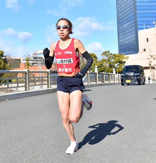 大阪国際女子マラソン　28キロ地点あたりを走る鈴木（撮影・清水貴仁）