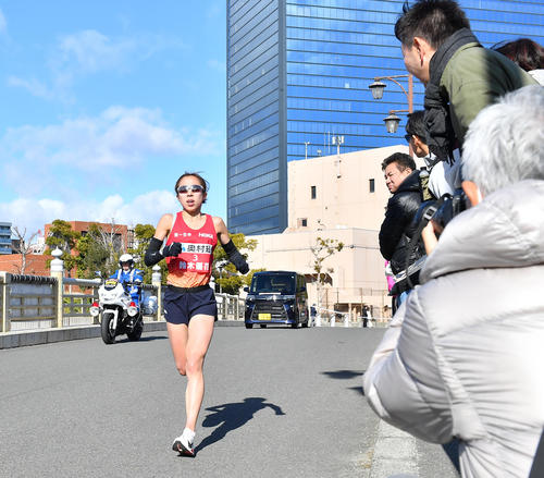 大阪国際女子マラソン　28キロ地点あたりを走る鈴木（撮影・清水貴仁）