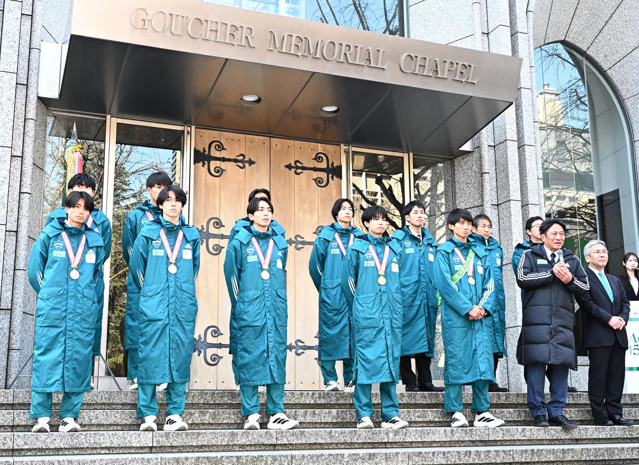 箱根駅伝優勝報告会であいさつする青学大の原晋監督（前列右から2人目）（撮影・千葉一成）