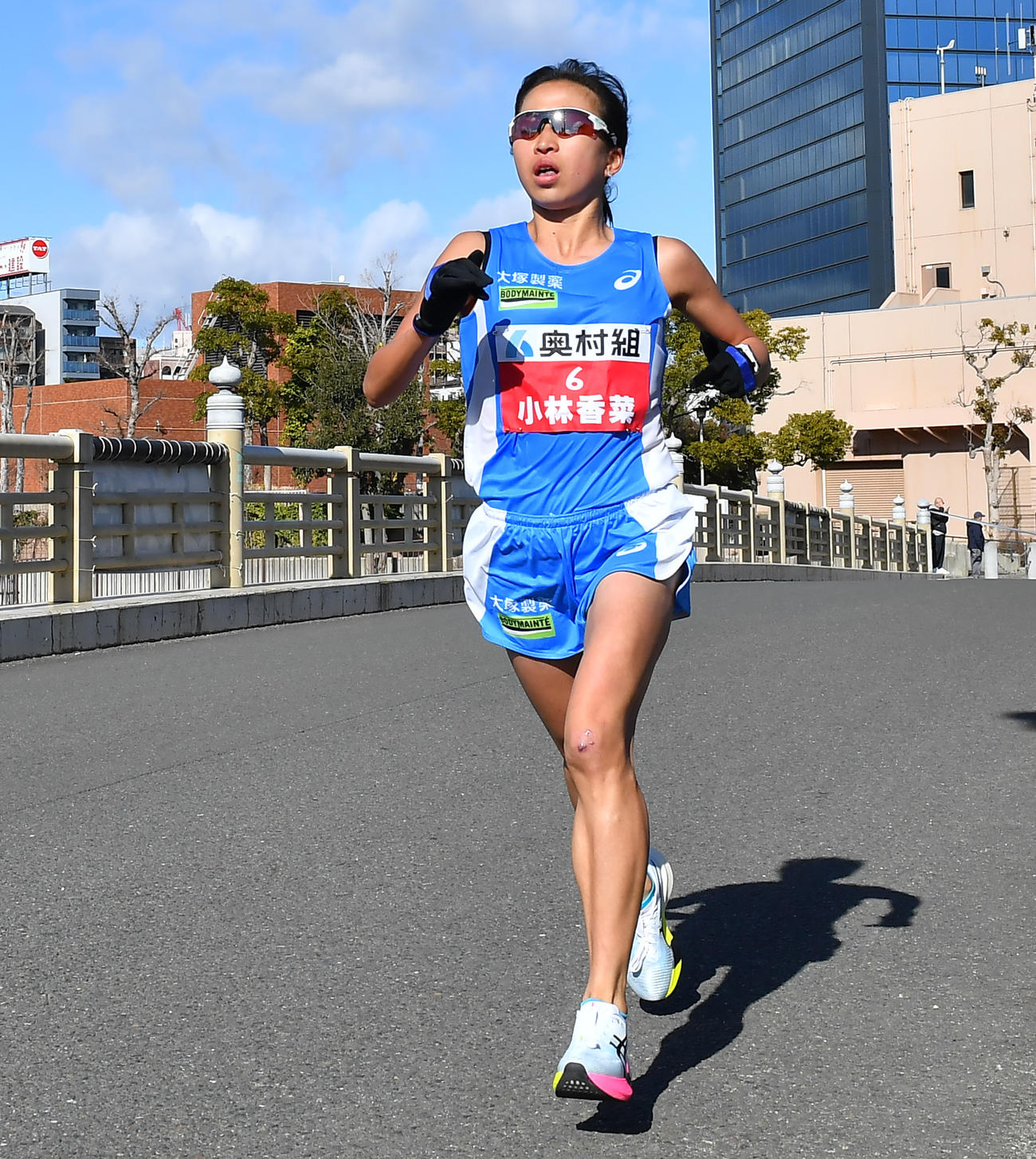 大阪国際女子マラソン　28キロ地点あたりを走る小林（撮影・清水貴仁）