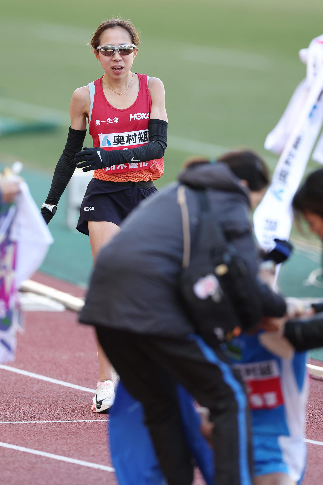 3位でゴールする鈴木優花。手前は2位でゴールした小林香菜（撮影・前田充）