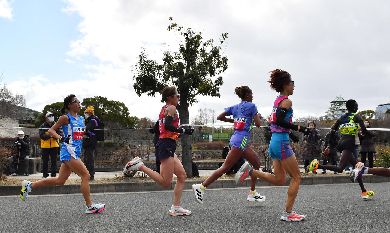 大阪国際女子マラソン　17キロ地点あたりを走る選手たち、右からペースメーカー、エデサ、伊沢、鈴木優、小（撮影・清水貴仁）
