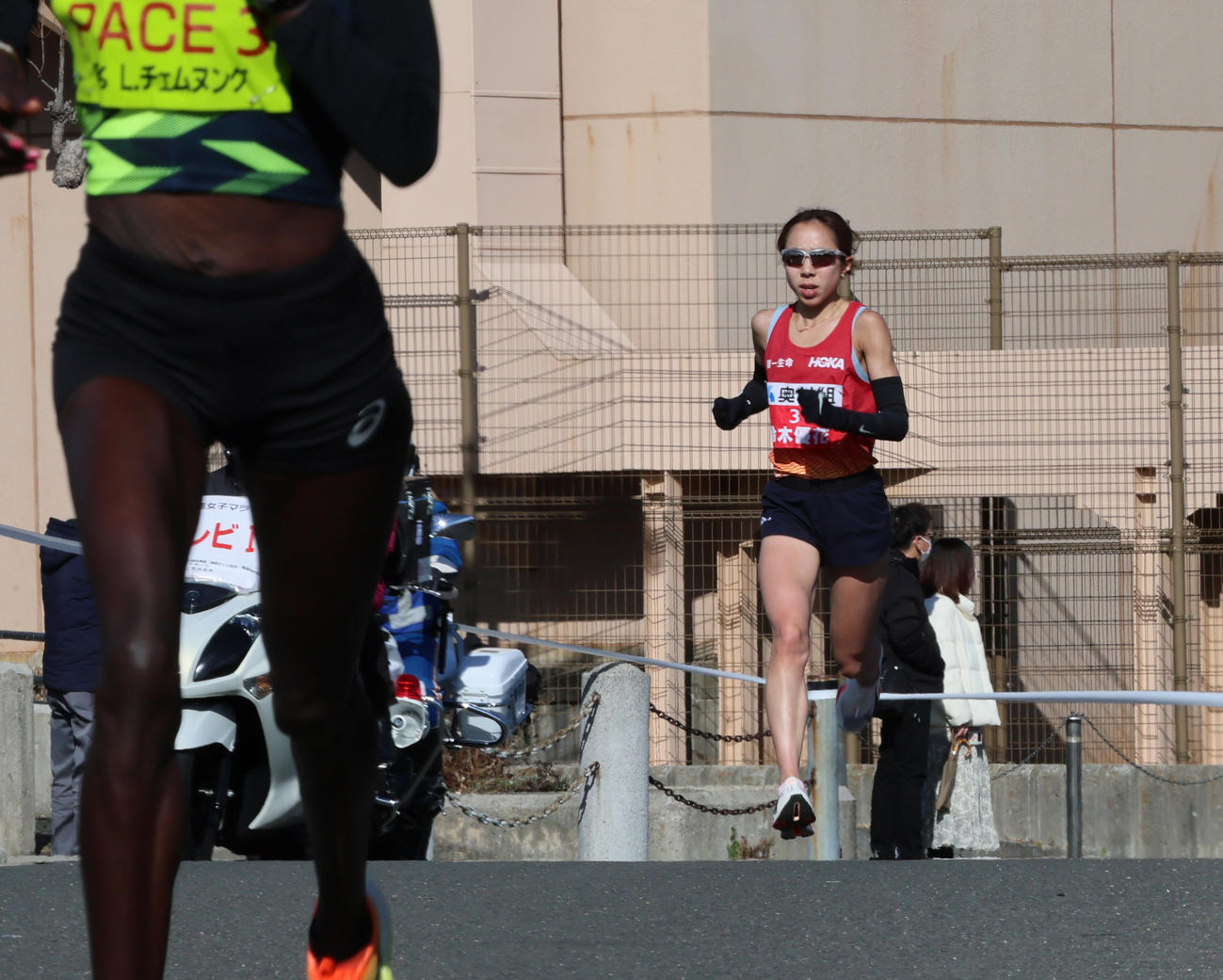 大阪国際女子マラソン　28キロ地点あたりを走る鈴木（撮影・清水貴仁）