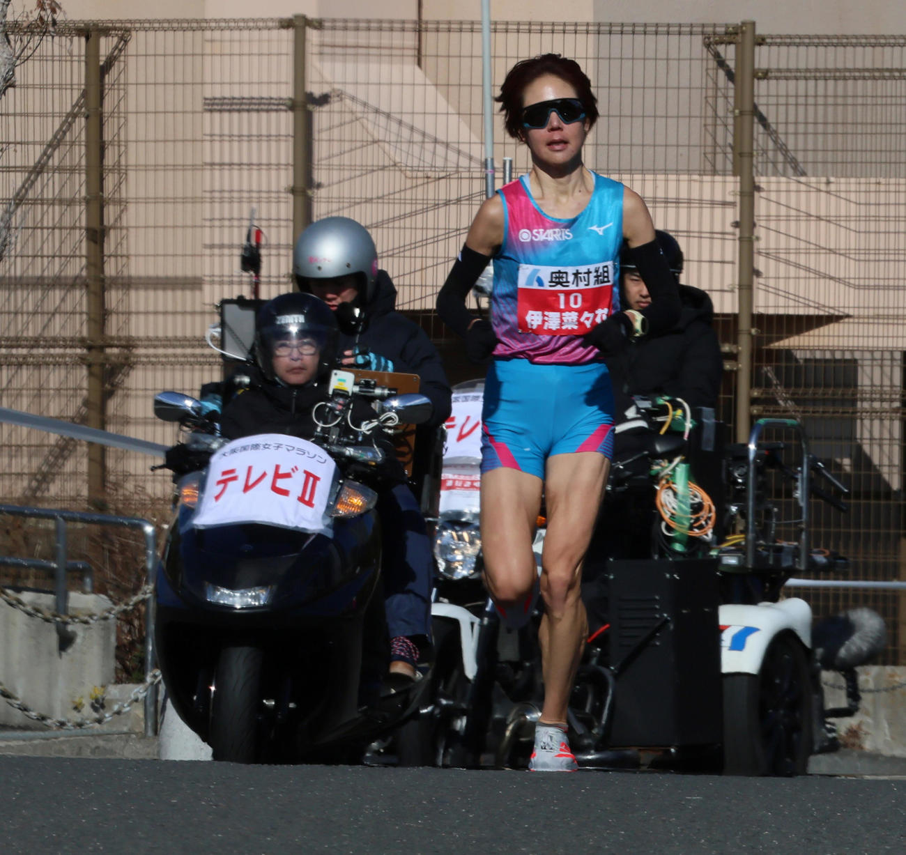 大阪国際女子マラソン　28キロ地点あたりを走る伊沢（撮影・清水貴仁）