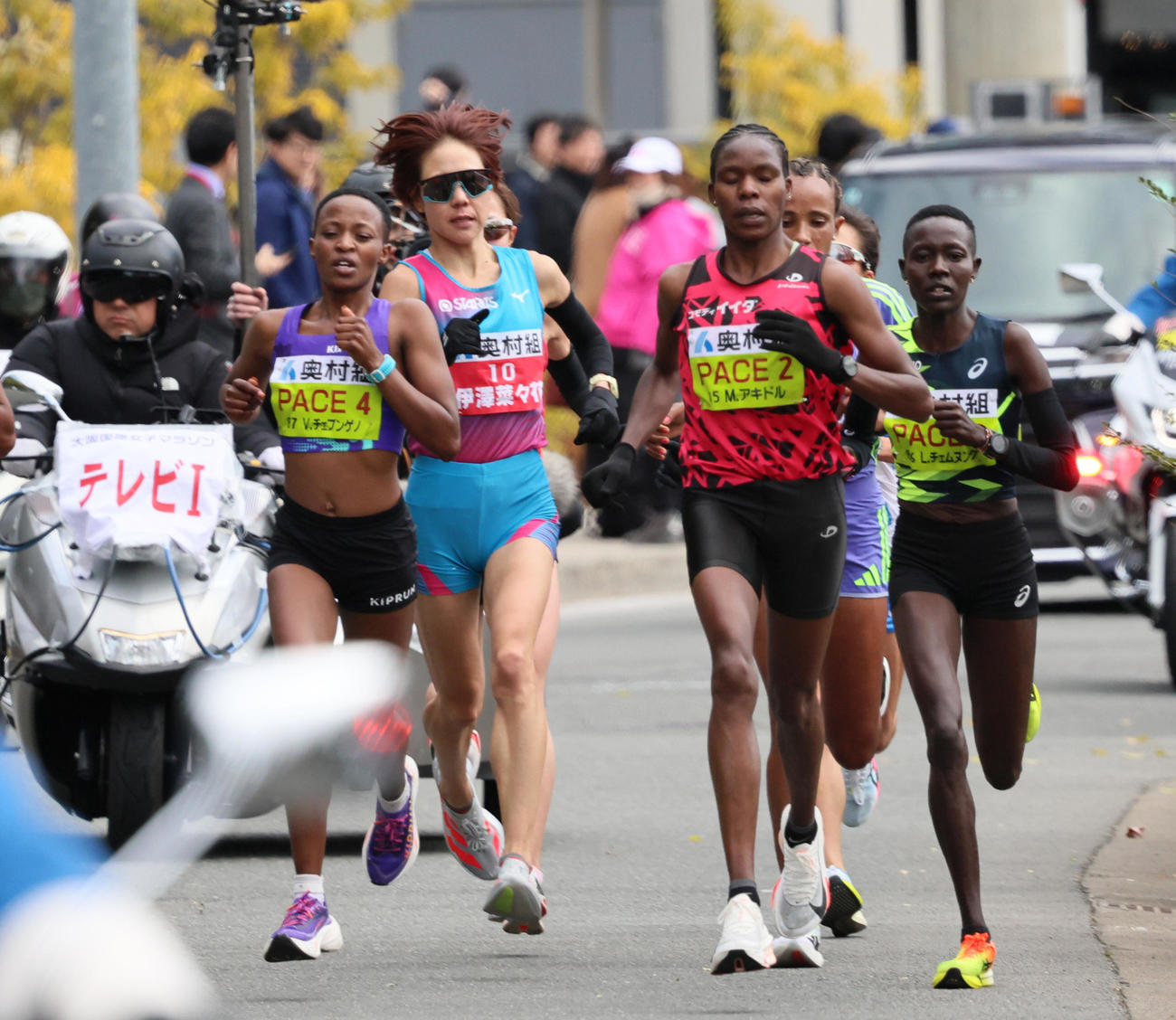 大阪国際女子マラソン　17キロ地点あたりを走る伊沢（左から2人目）ら選手たち（撮影・清水貴仁）
