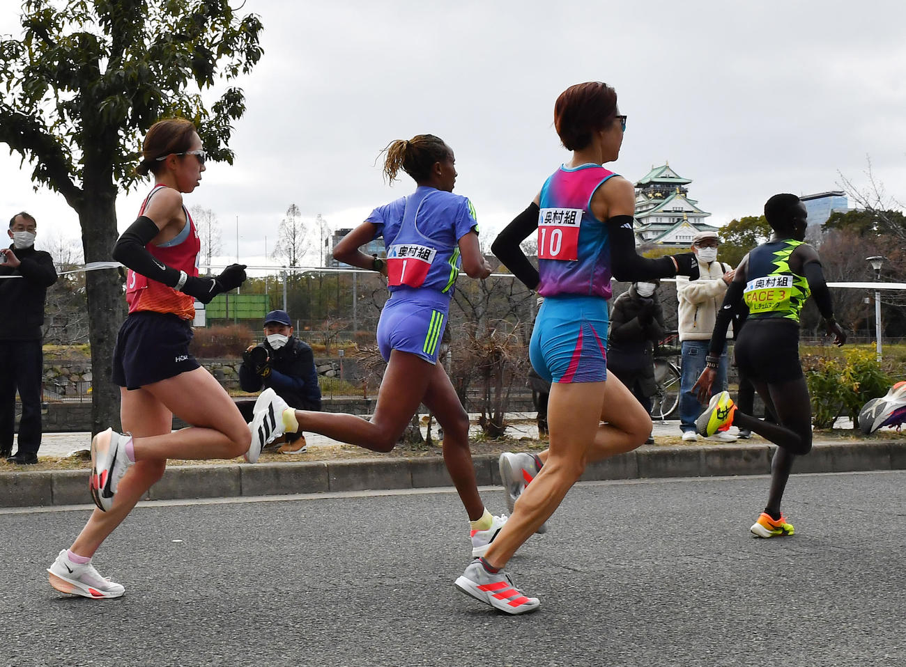 大阪国際女子マラソン　17キロ地点あたりを走る伊沢（右から2人目）ら選手たち、奥には大阪城（撮影・清水貴仁）