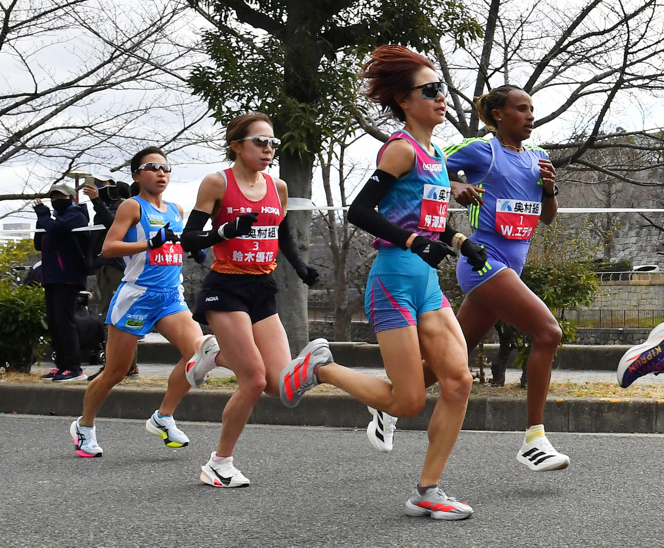 大阪国際女子マラソン　17キロ地点あたりを走る選手たち、右からエデサ、伊沢、鈴木優、小（撮影・清水貴仁）