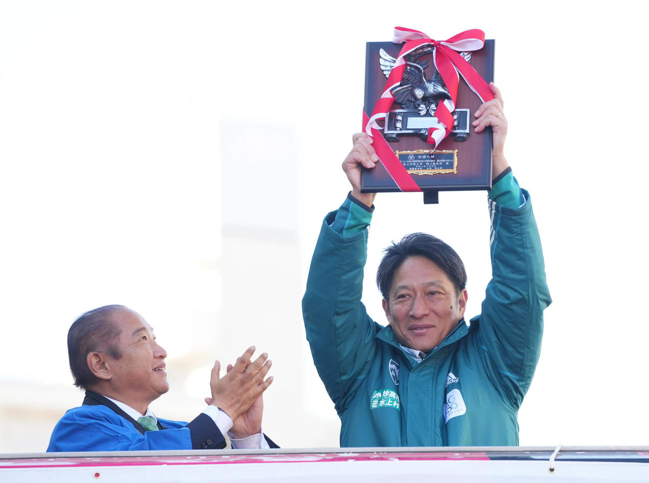 箱根駅伝優勝パレードを前に称讃の楯を掲げる青学大・原監督（右）（撮影・垰建太）