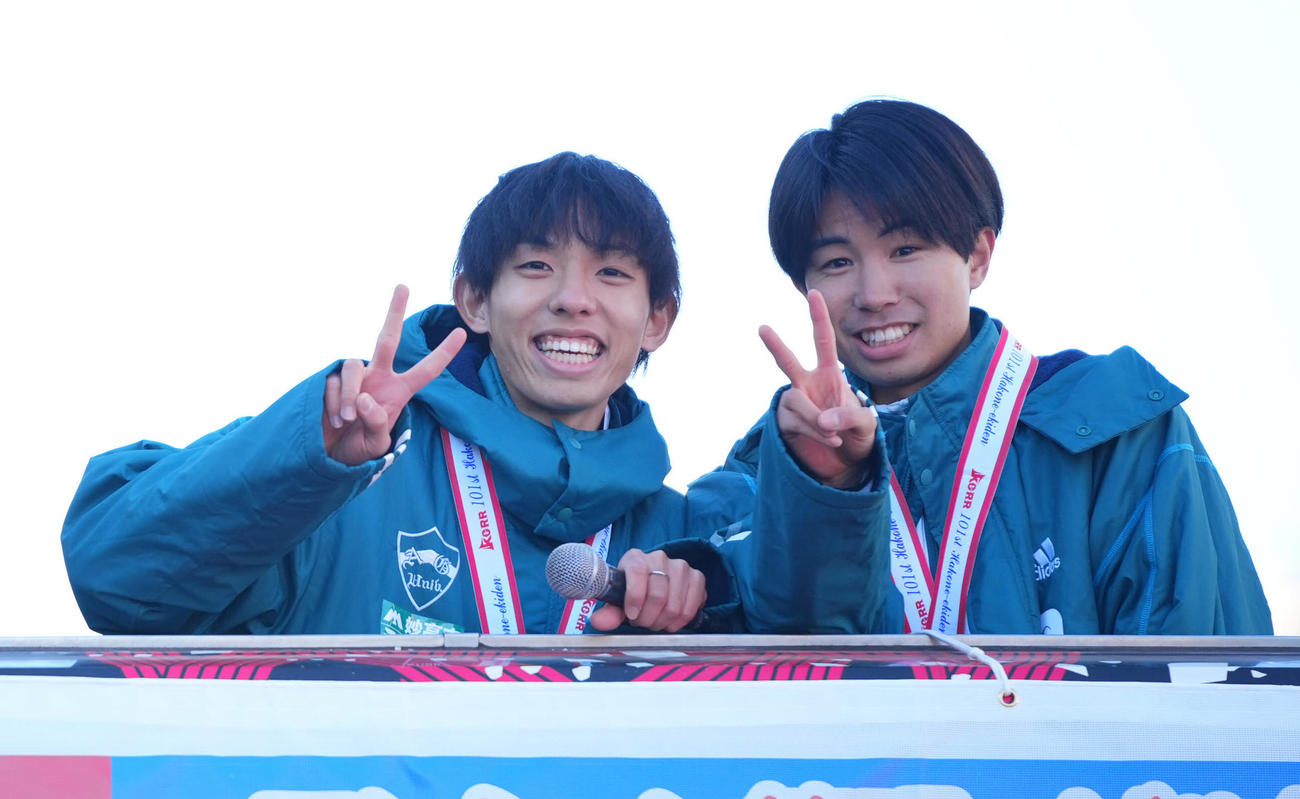 箱根駅伝優勝パレードを前に笑顔を見せる青学大・黒田朝（左）と宇田川（撮影・垰建太）