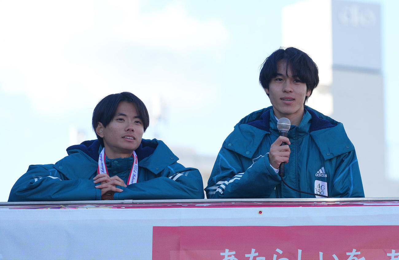 箱根駅伝優勝パレードであいさつする青学大・太田（右）と若林（撮影・垰建太）