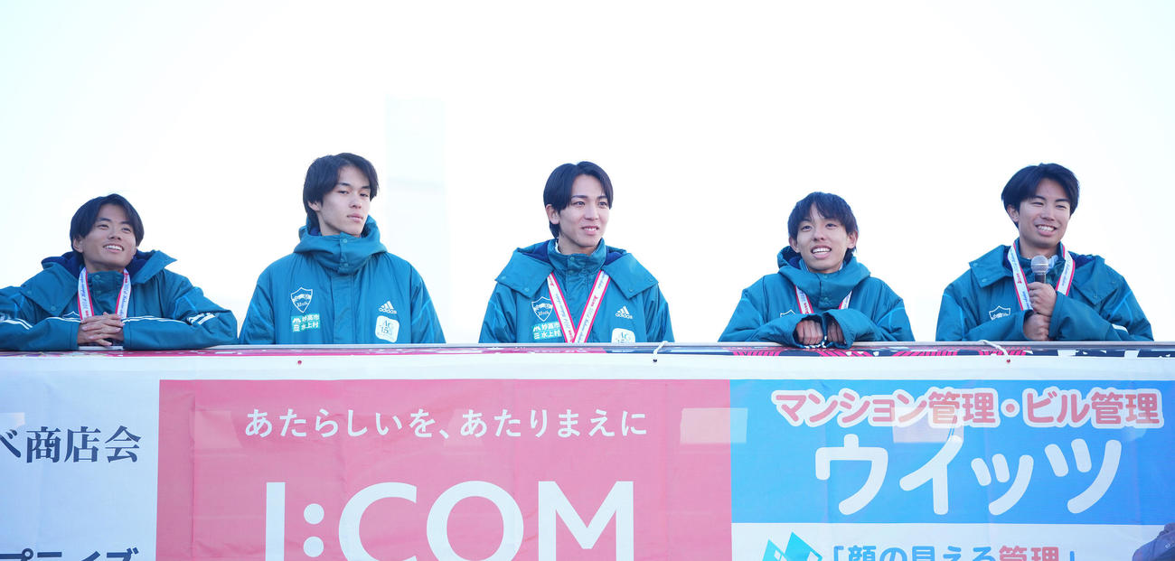 箱根駅伝優勝パレードであいさつする青学大の往路を走ったメンバー。右から宇田川、黒田朝、鶴川、太田、若林（撮影・垰建太）