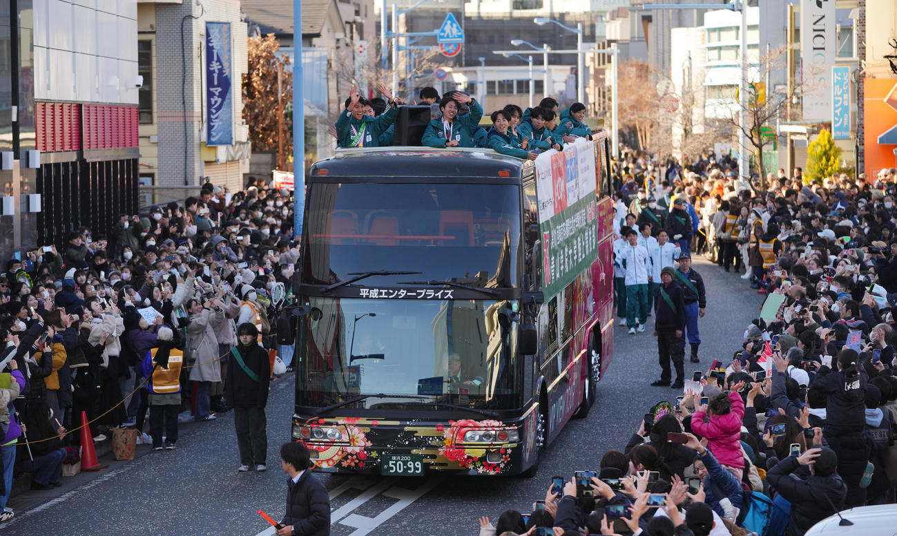箱根駅伝優勝パレードを行う青学大の選手たち（撮影・垰建太）