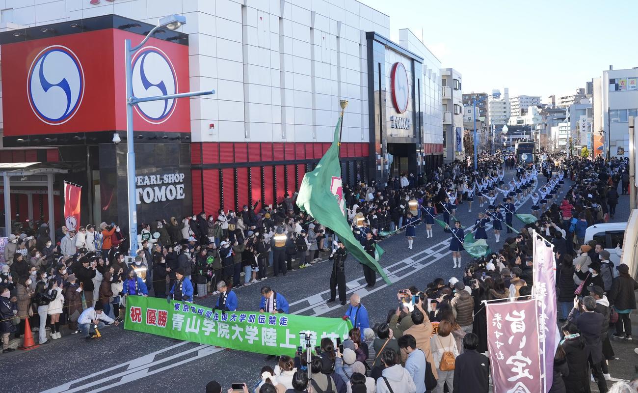 箱根駅伝優勝パレードを行う青学大（撮影・垰建太）