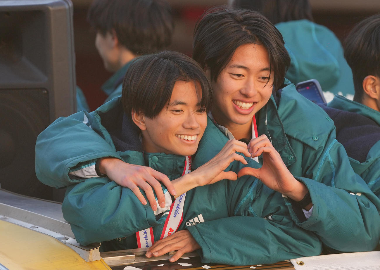 箱根駅伝優勝パレードでファンにハートをつくる青学大・若林（左）と白石（撮影・垰建太）
