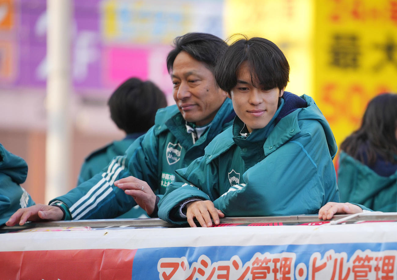 箱根駅伝優勝パレードでを楽しむ青学大・太田（右）（撮影・垰建太）