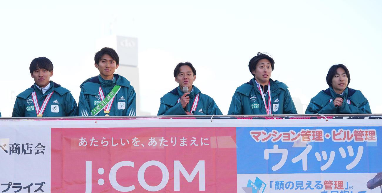 箱根駅伝優勝パレードであいさつする青学大の復路を走ったメンバー。右から野村、白石、塩出、田中、小河原（撮影・垰建太）