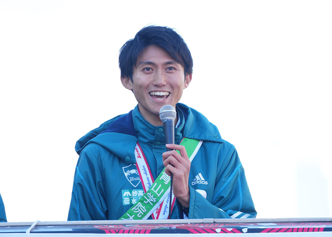 箱根駅伝優勝パレードであいさつする青学大・田中（撮影・垰建太）