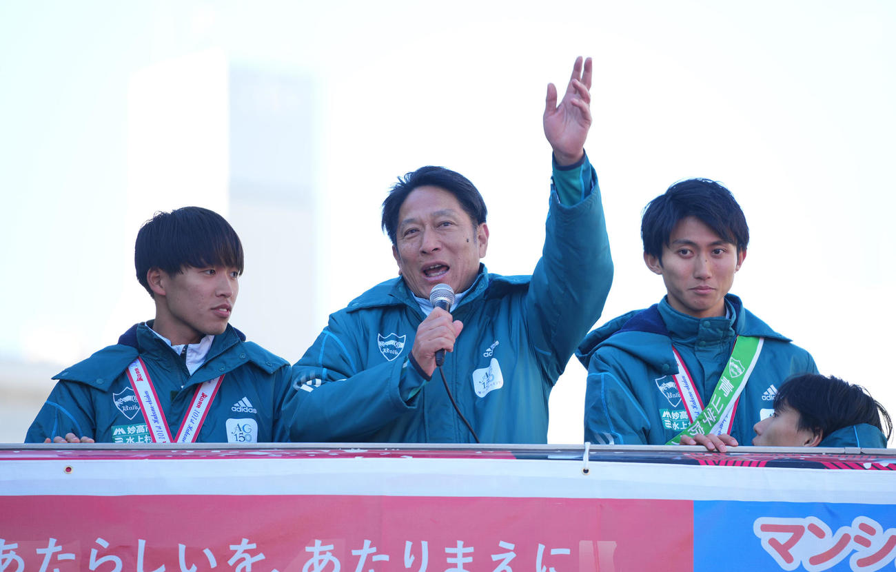 箱根駅伝優勝パレードを前にあいさつする青学大・原監督（中央）（撮影・垰建太）