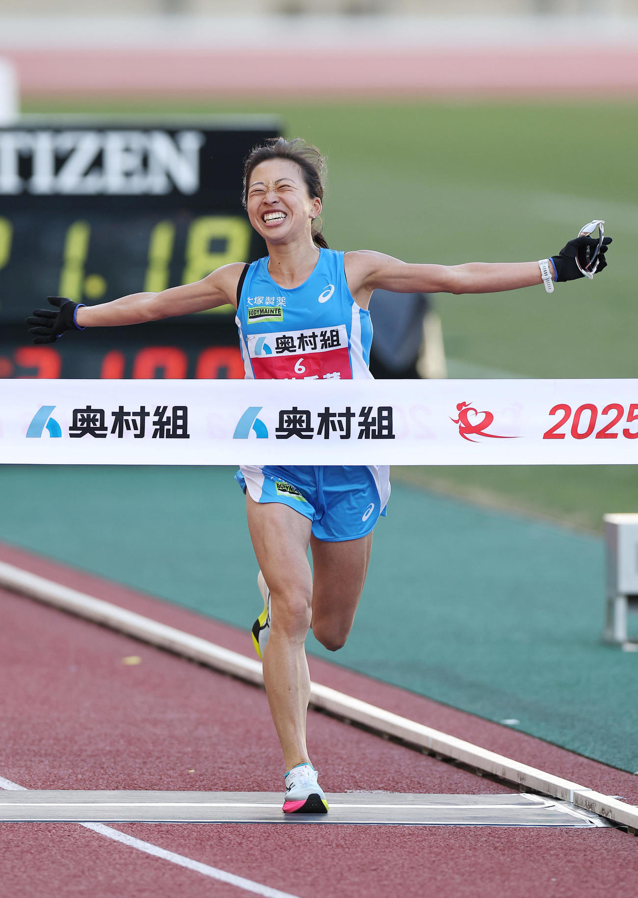 日本人トップの2位でゴールする小林香菜（撮影・前田充）