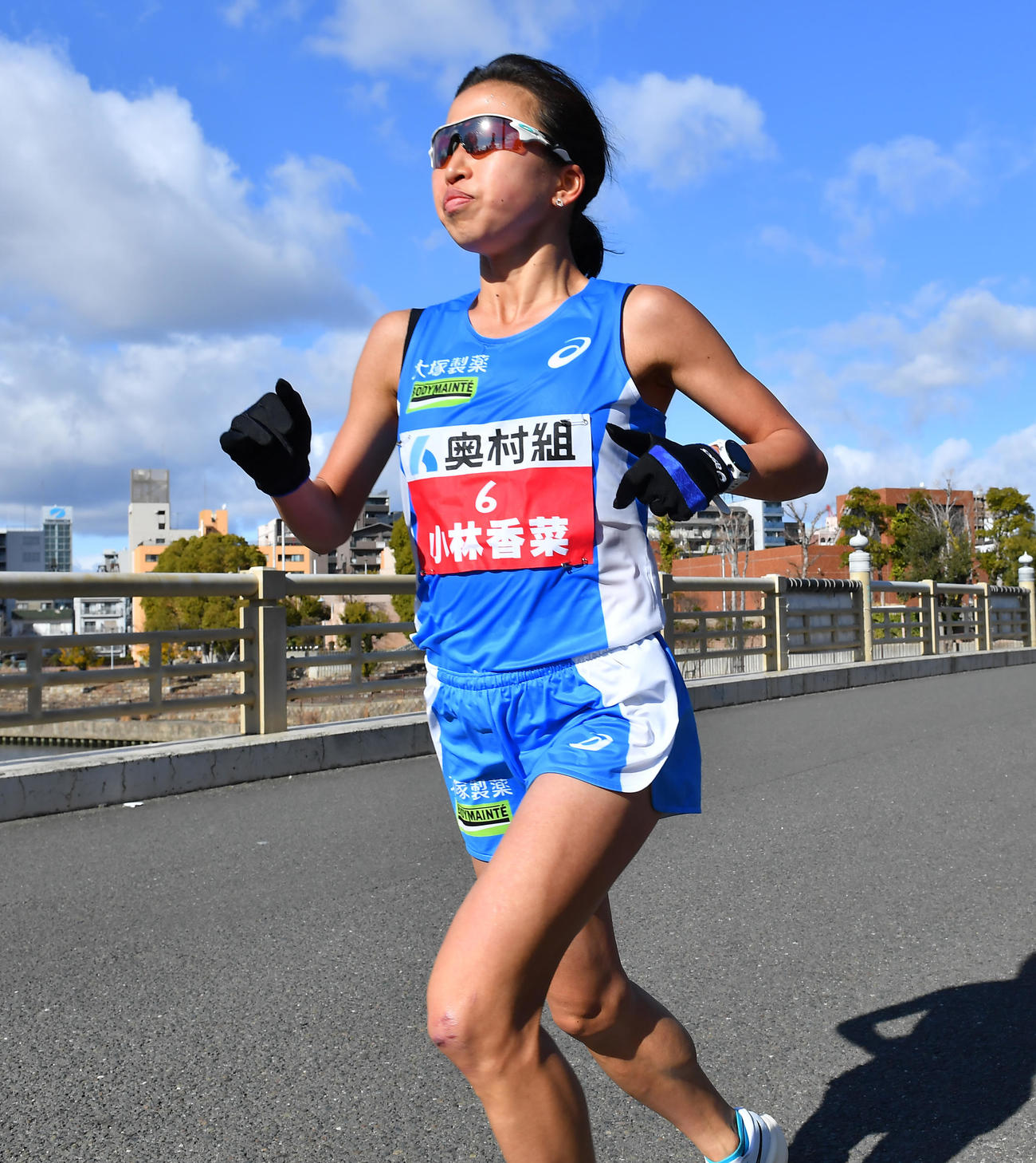 大阪国際女子マラソン　28キロ地点あたりを走る小林（撮影・清水貴仁）