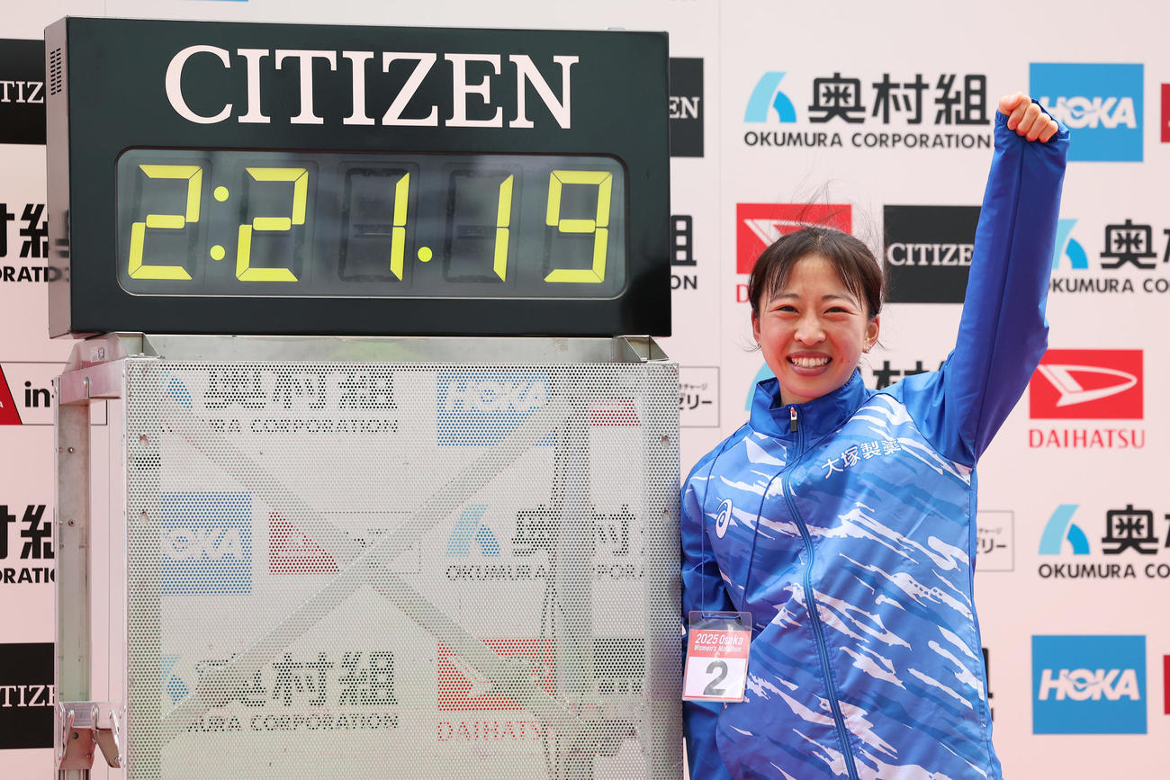 日本人トップの2位となり、笑顔でガッツポーズする小林香菜（撮影・前田充）