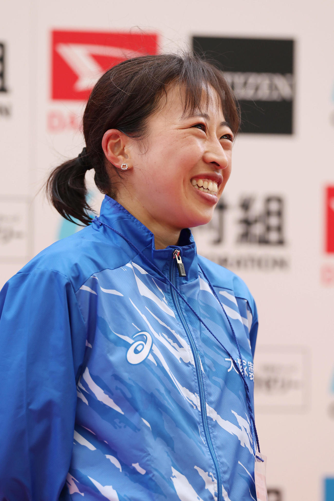 日本人トップの2位となり、インタビューで笑顔を見せる小林香菜（撮影・前田充）